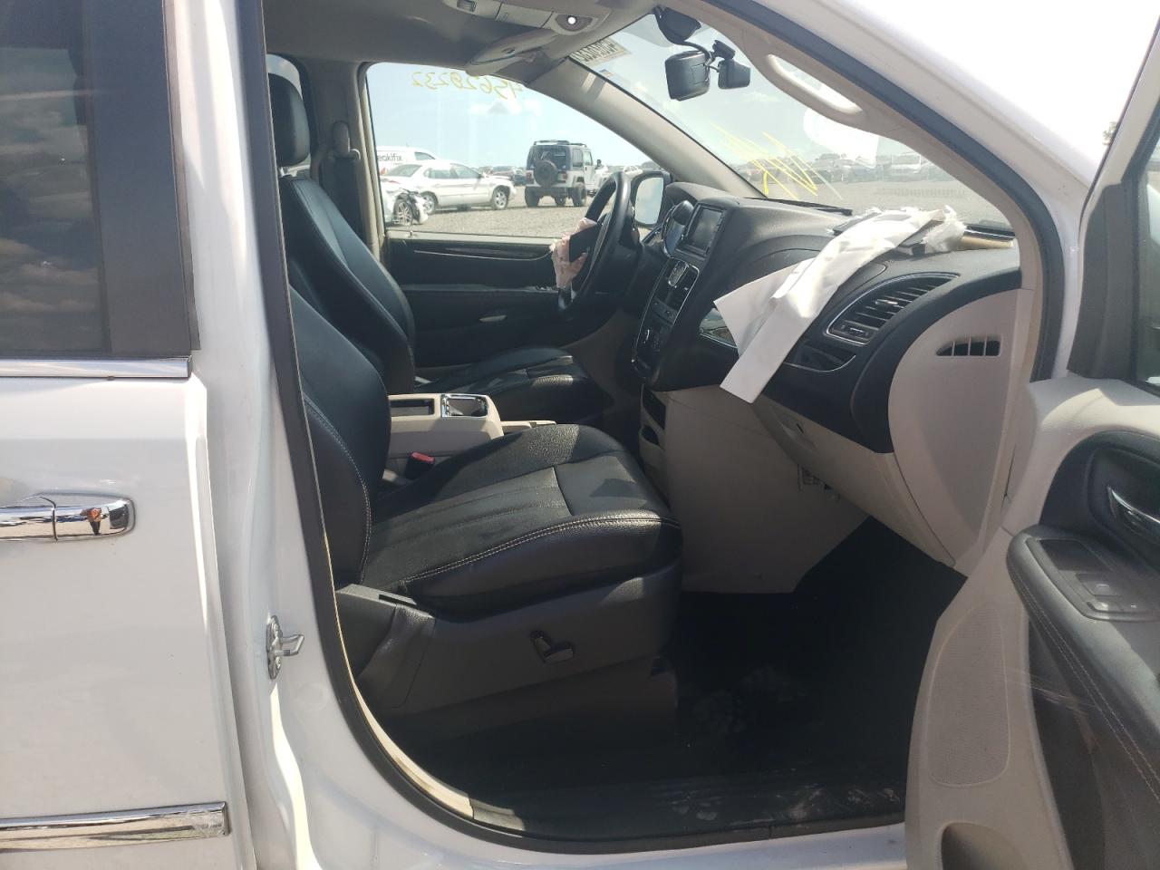 Photo 5 from auction – 2015 CHRYSLER TOWN & COU with VIN 2C4RC1CG5FR547714