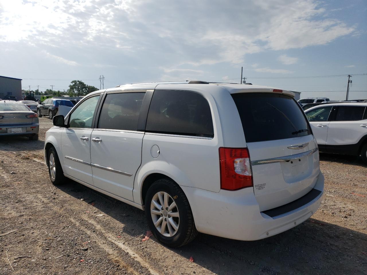 Photo 3 from auction – 2015 CHRYSLER TOWN & COU with VIN 2C4RC1GG6FR565746