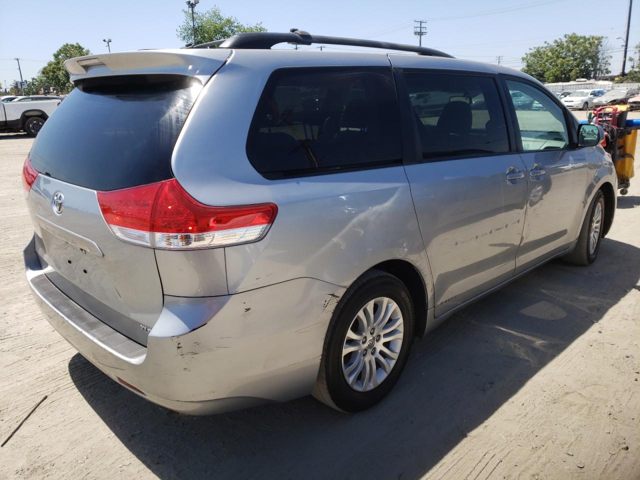 Photo 4 from auction – 2014 TOYOTA SIENNA XLE with VIN 5TDYK3DC9ES440919