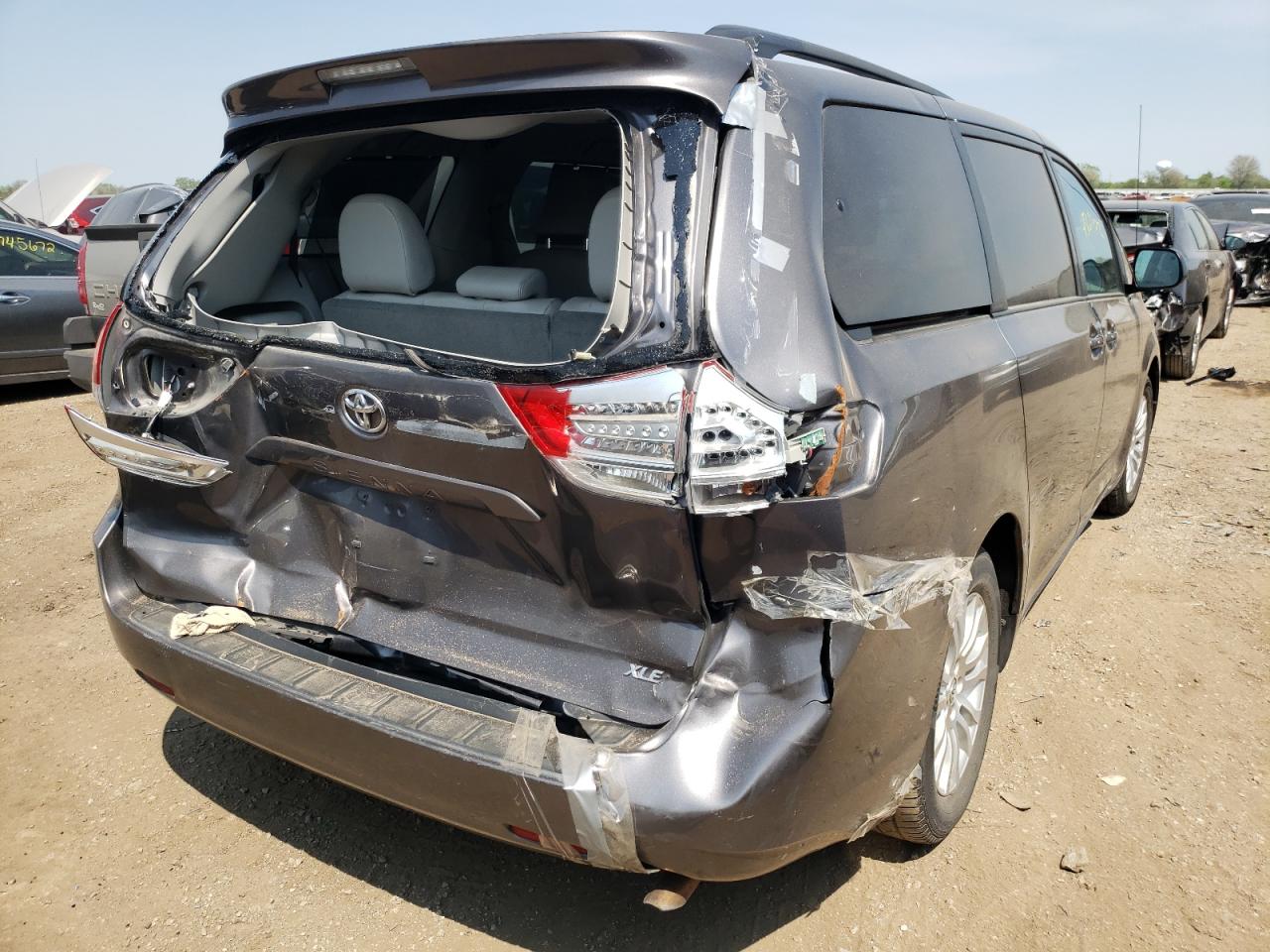 Photo 4 from auction – 2011 TOYOTA SIENNA XLE with VIN 5TDYK3DC1BS157345