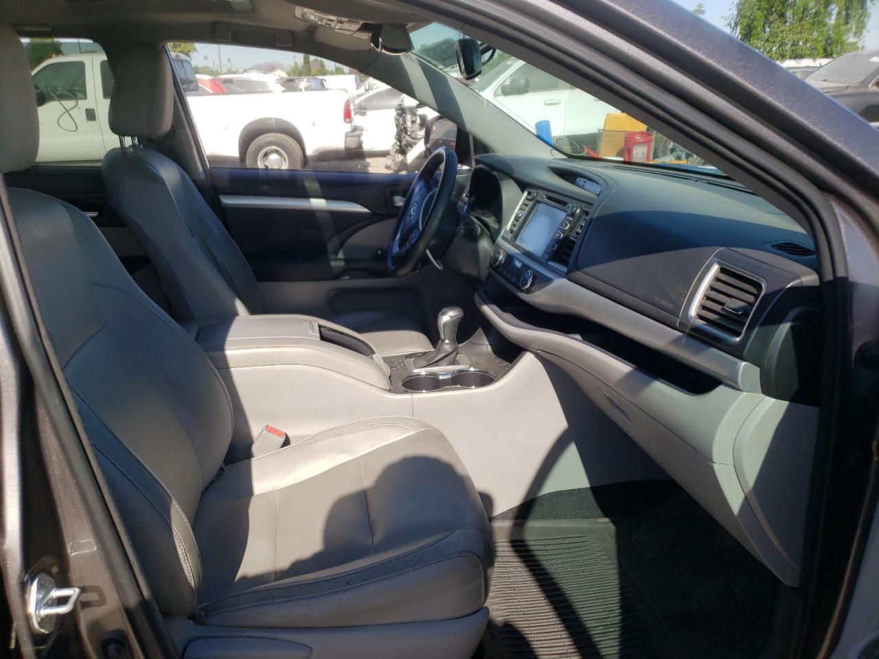 Photo 5 from auction – 2016 TOYOTA HIGHLANDER with VIN 5TDKKRFH6GS135494