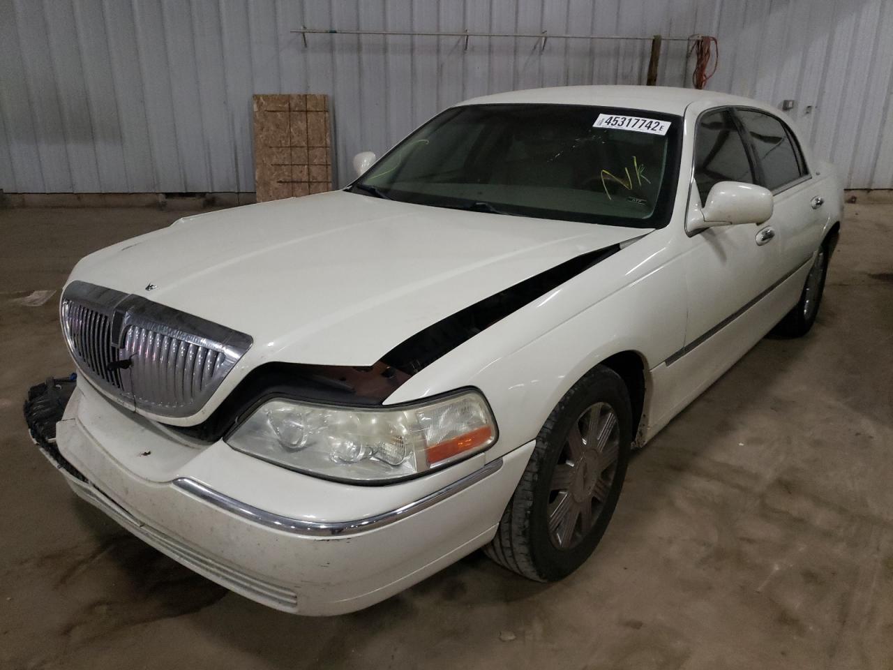 Photo 2 from auction – 2004 LINCOLN TOWN CAR U with VIN 1LNHM83W54Y604071
