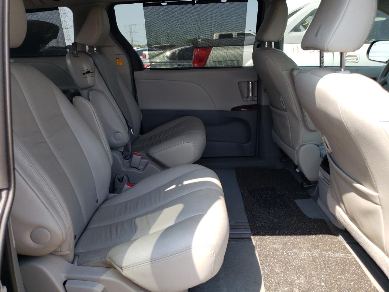 Photo 6 from auction – 2011 TOYOTA SIENNA XLE with VIN 5TDYK3DC1BS157345
