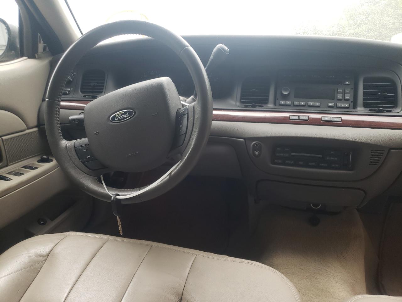 Photo 9 from auction – 2011 FORD CROWN VICT with VIN 2FABP7EV1BX147553