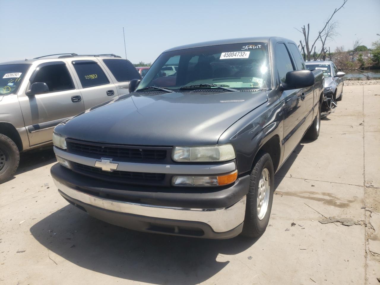 Photo 2 from auction – 2002 CHEVROLET SILVERADO with VIN 2GCEC19V921310513