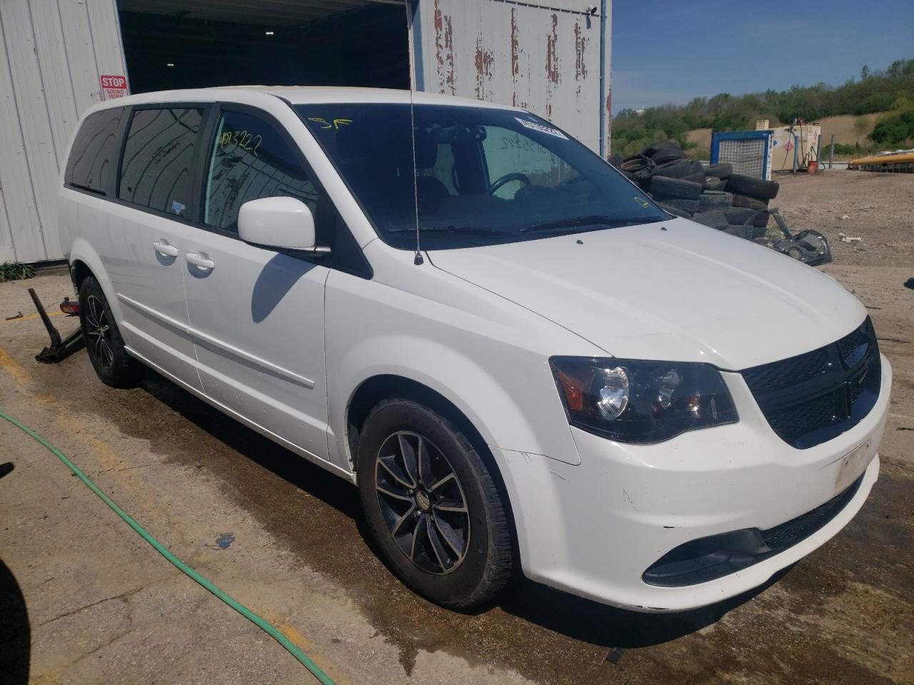 DODGE GRAND CARA 2015 with VIN 2C4RDGBG7FR737449 - Photo from auction