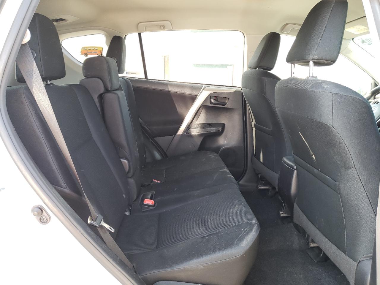 Photo 18 from auction – 2015 TOYOTA RAV4 LE with VIN 2T3BFREV2FW280055