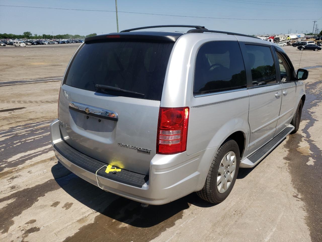 Photo 4 from auction – 2010 CHRYSLER TOWN & COU with VIN 2A4RR4DE4AR109797