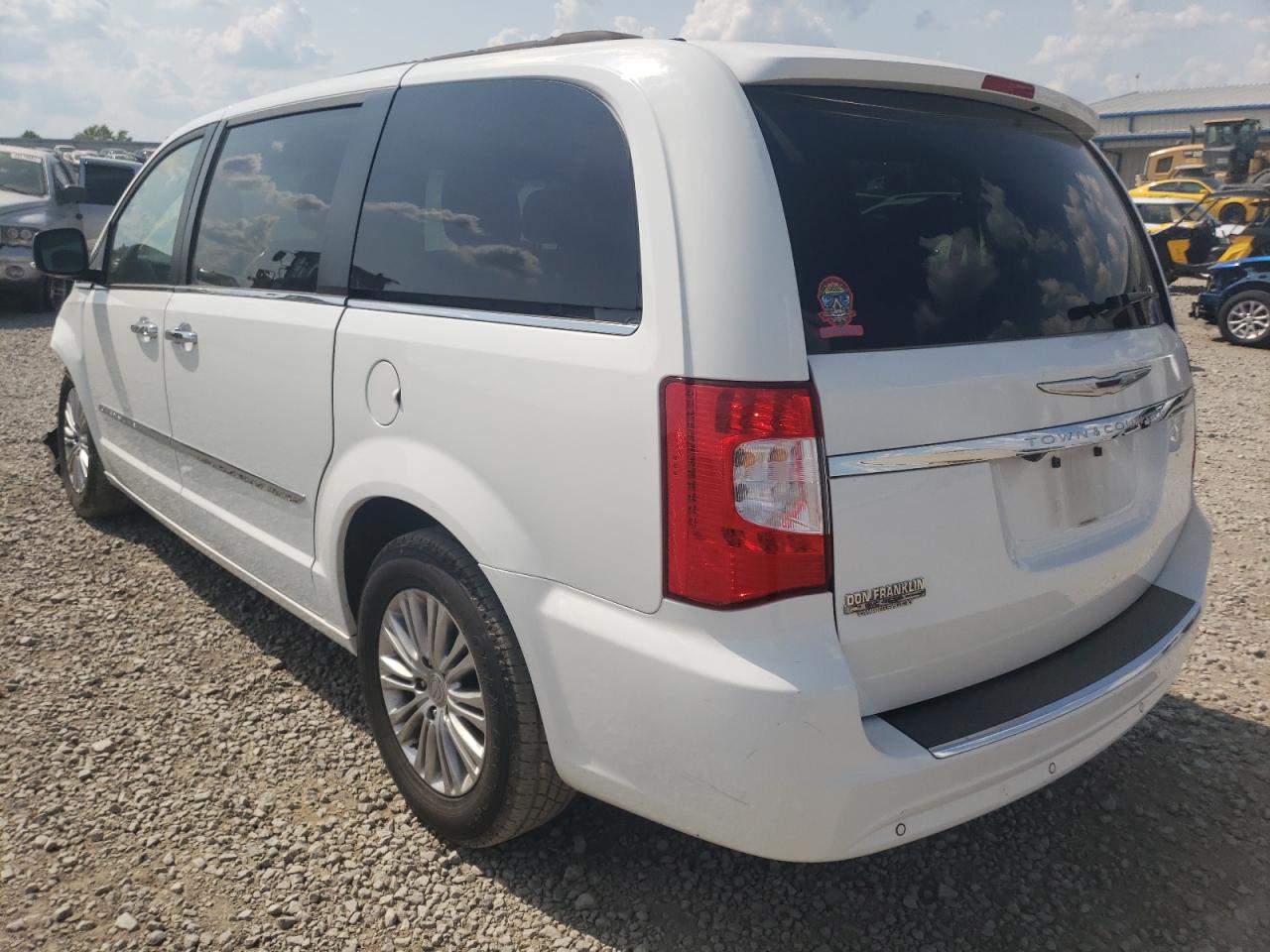 Photo 3 from auction – 2015 CHRYSLER TOWN & COU with VIN 2C4RC1CG5FR547714
