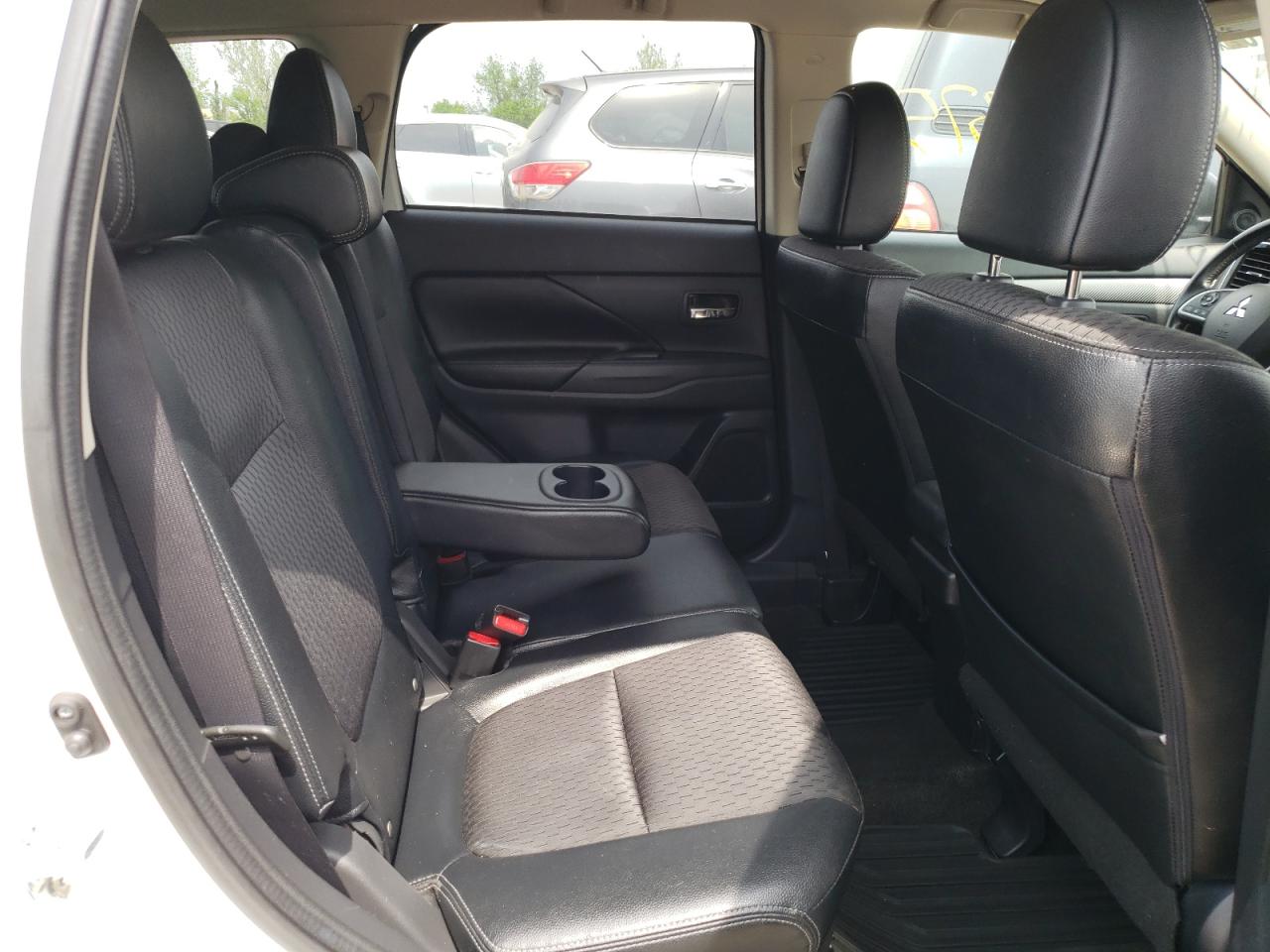 Photo 6 from auction – 2015 MITSUBISHI OUTLANDER with VIN JA4AD3A33FZ003878