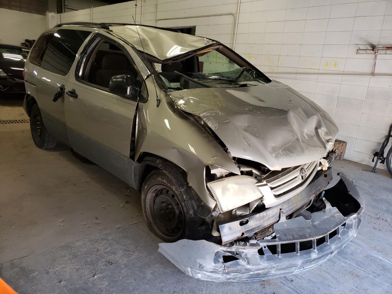 TOYOTA SIENNA CE 2002 with VIN 4T3ZF19C02U457429 - Photo from auction