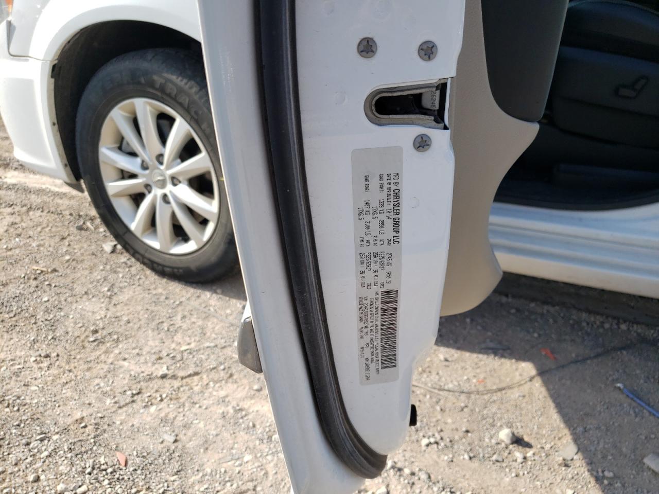 Photo 10 from auction – 2015 CHRYSLER TOWN & COU with VIN 2C4RC1GG6FR565746