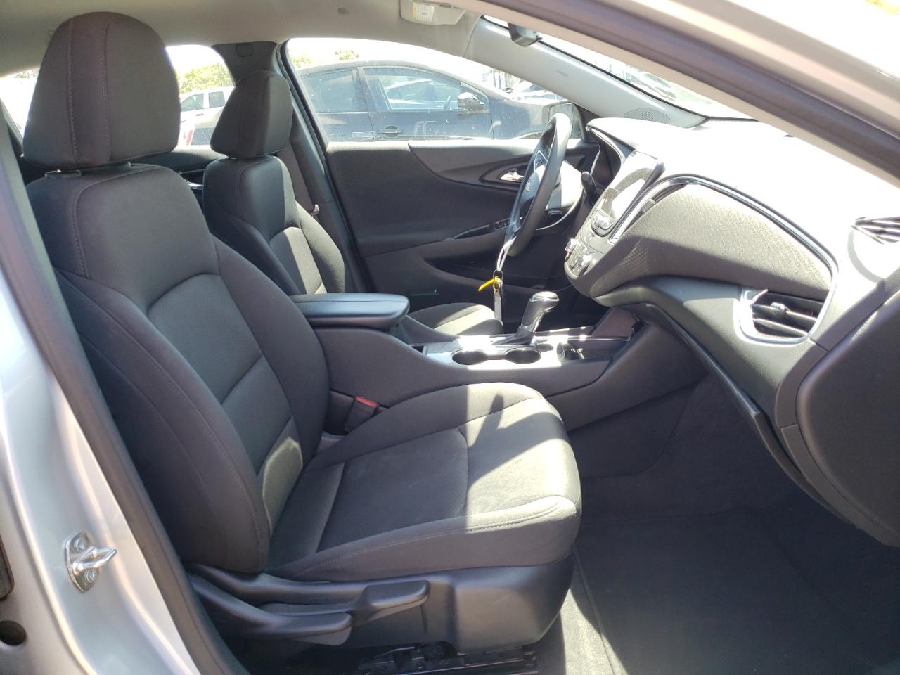 Photo 5 from auction – 2020 CHEVROLET MALIBU LT with VIN 1G1ZD5ST0LF080863
