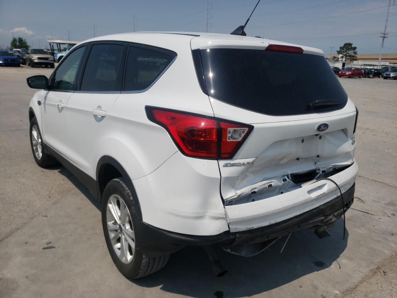 Photo 3 from auction – 2019 FORD ESCAPE SE with VIN 1FMCU9GD5KUA45912