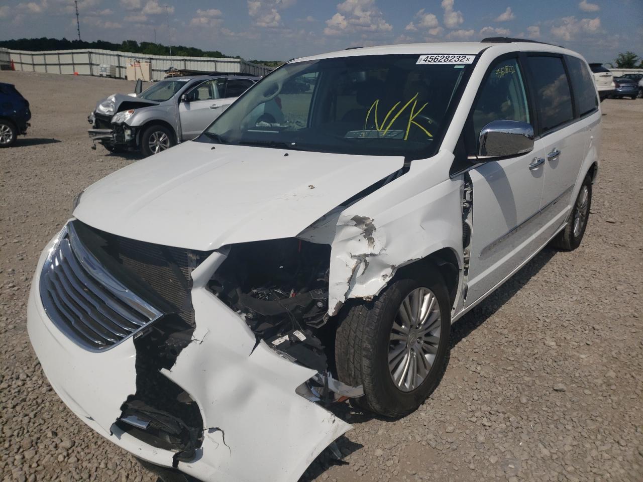 Photo 2 from auction – 2015 CHRYSLER TOWN & COU with VIN 2C4RC1CG5FR547714