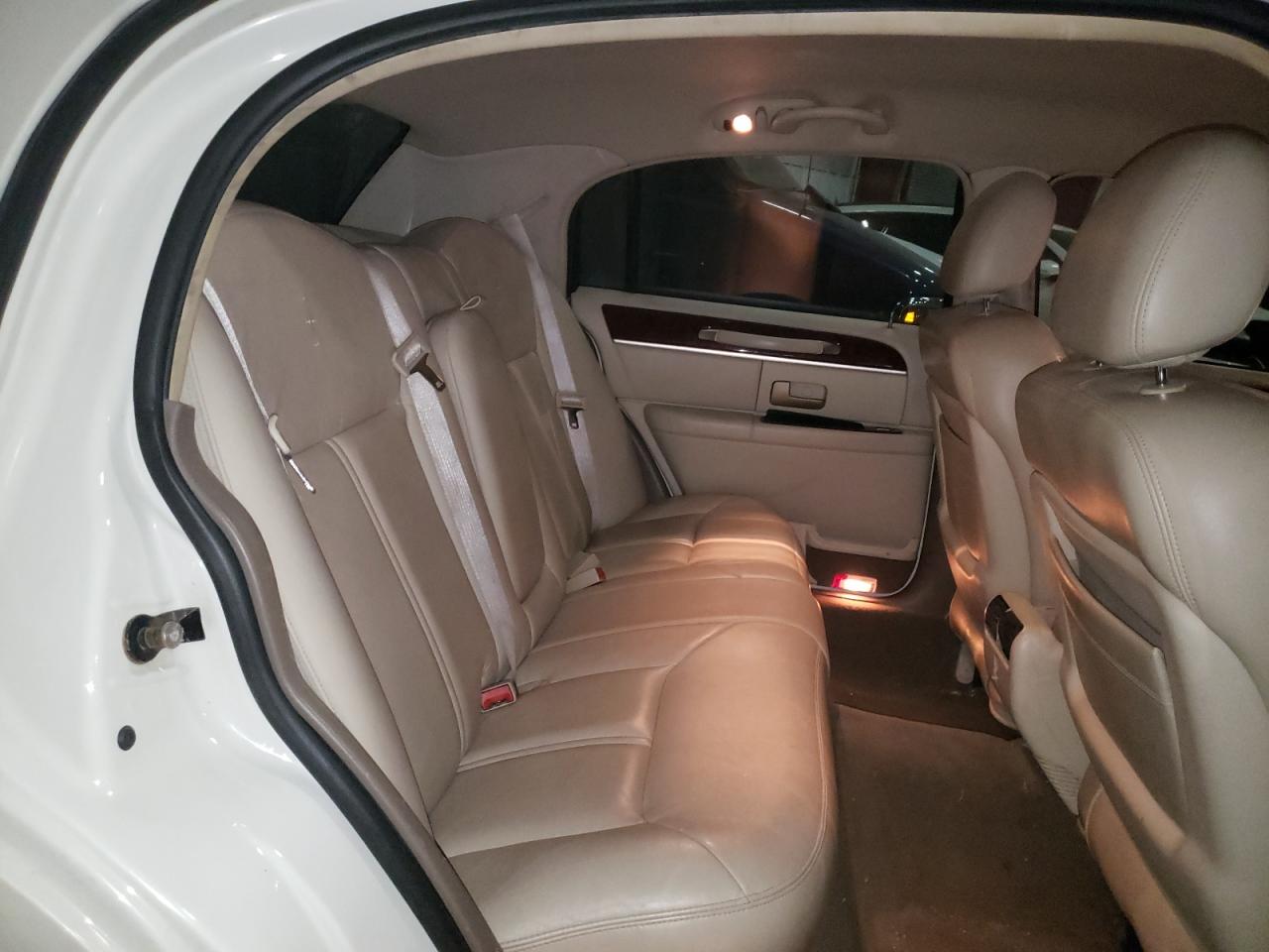 Photo 6 from auction – 2004 LINCOLN TOWN CAR U with VIN 1LNHM83W54Y604071