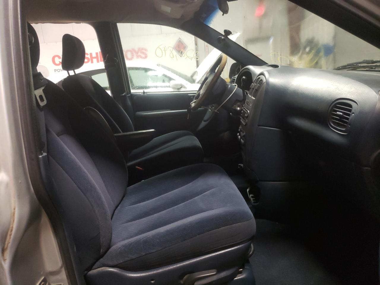 Photo 5 from auction – 2001 DODGE GRAND CARA with VIN 2B4GP44G31R185934