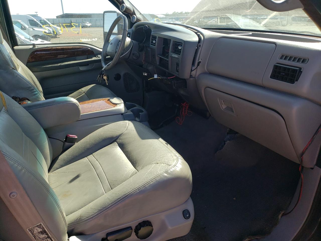 Photo 5 from auction – 2000 FORD EXCURSION with VIN 1FMNU42L9YEA00064