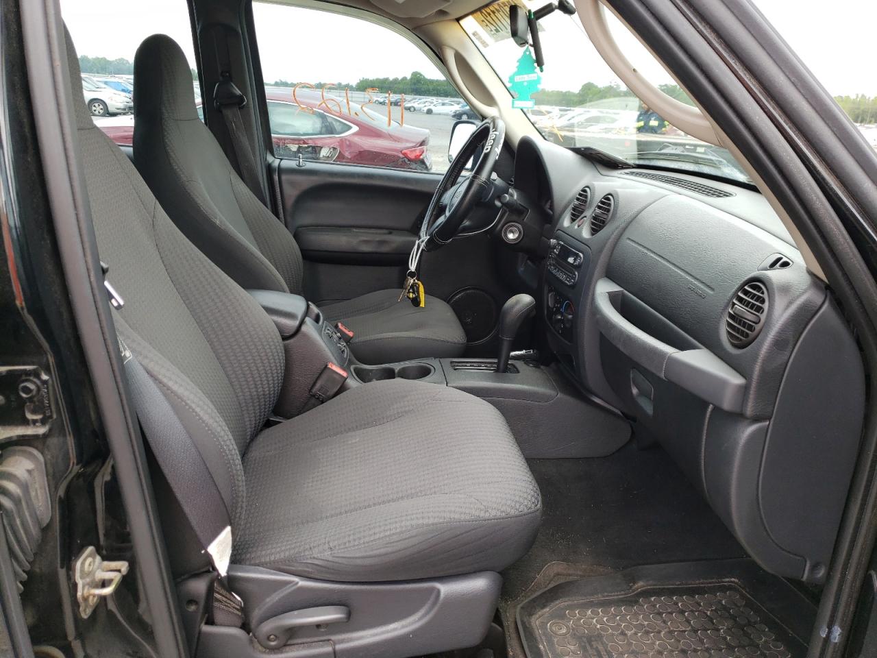 Photo 5 from auction – 2004 JEEP LIBERTY SP with VIN 1J4GL48K04W108750