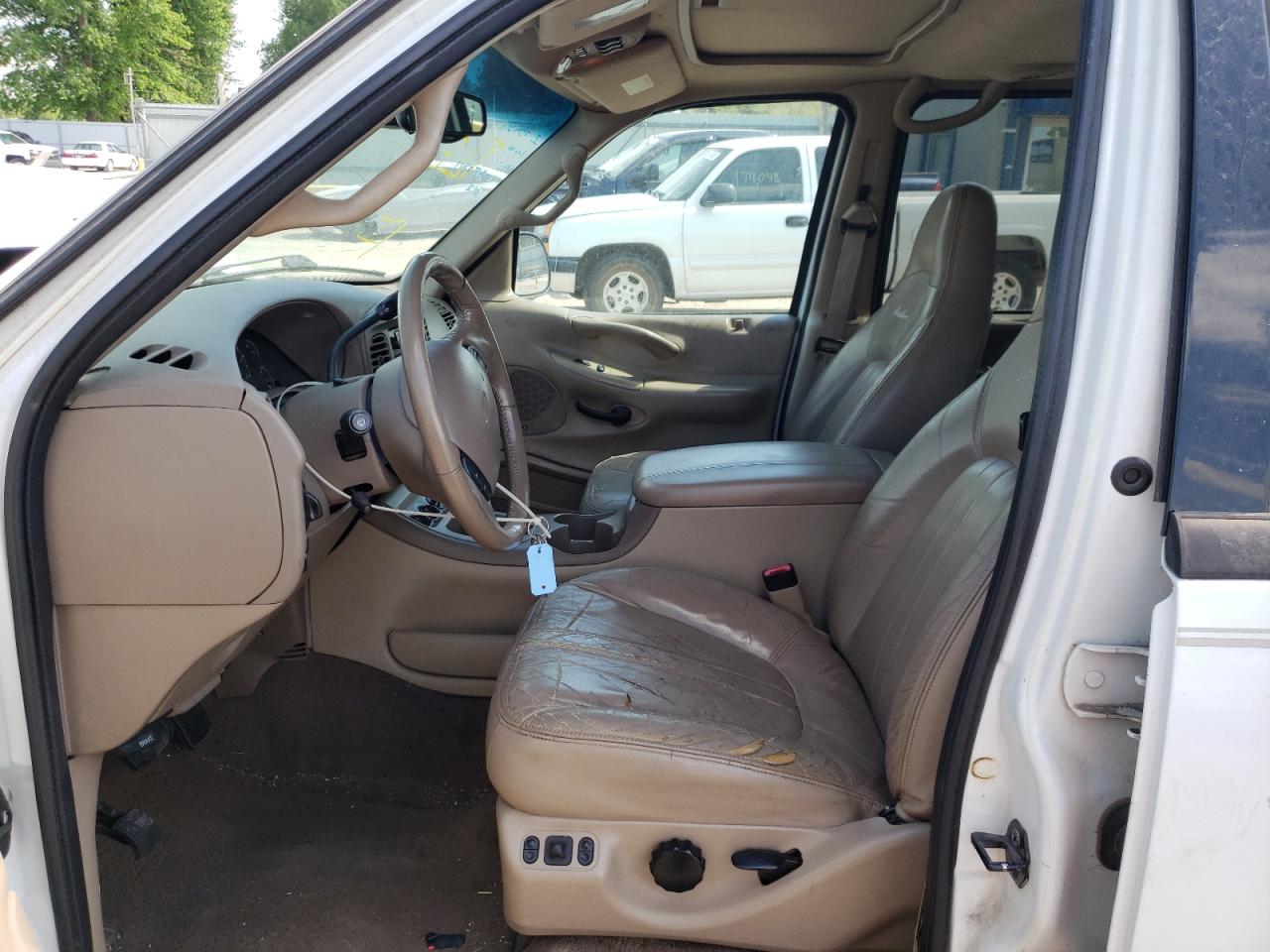 Photo 5 from auction – 2000 FORD EXPEDITION with VIN 1FMPU18L2YLA72217