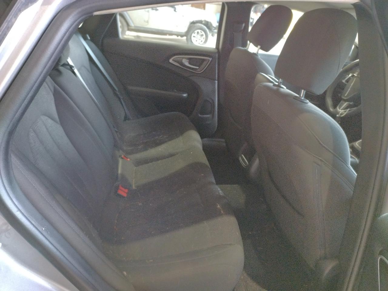 Photo 6 from auction – 2015 CHRYSLER 200 LIMITE with VIN 1C3CCCAB0FN732151