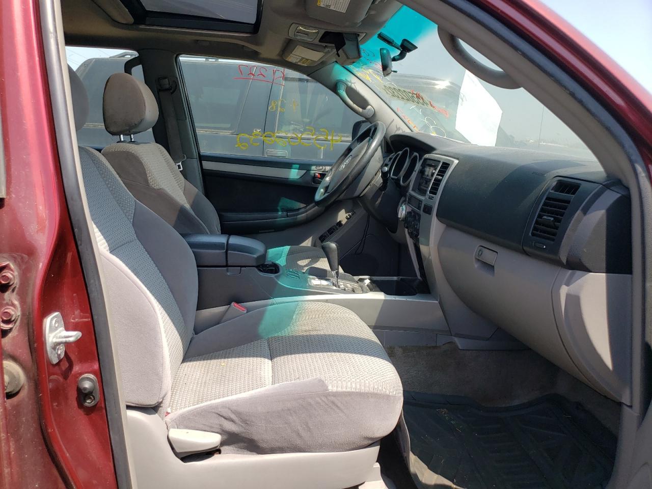 Photo 5 from auction – 2005 TOYOTA 4RUNNER SR with VIN JTEBT14R858024405