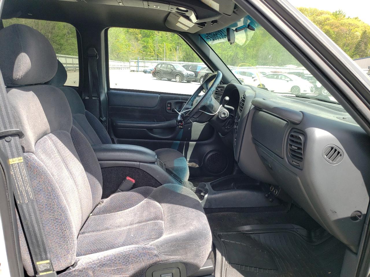 Photo 5 from auction – 2001 CHEVROLET BLAZER with VIN 1GNDT13W61K245302