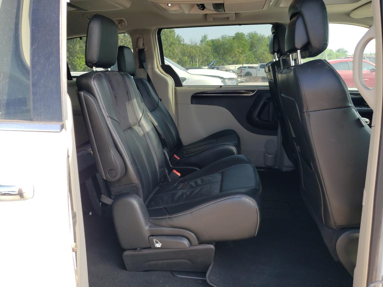 Photo 6 from auction – 2015 CHRYSLER TOWN & COU with VIN 2C4RC1GG6FR565746