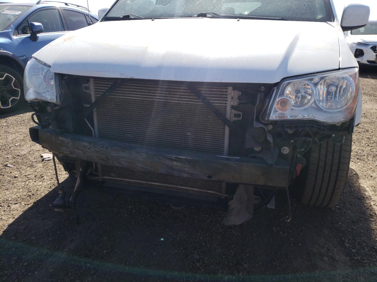 Photo 9 from auction – 2016 CHRYSLER TOWN & COU with VIN 2C4RC1BG7GR252553