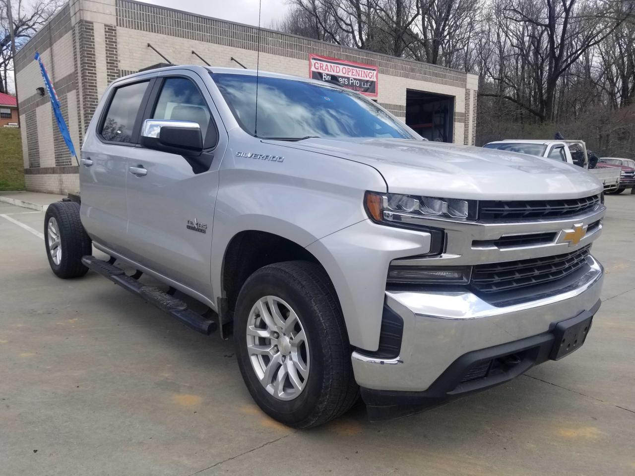 CHEVROLET SILVERADO 2019 with VIN 3GCUYDEDXKG138415 - Photo from auction