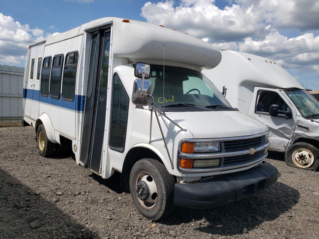 CHEVROLET EXPRESS G3 2002 with VIN 1GBJG31F021132715 - Photo from auction