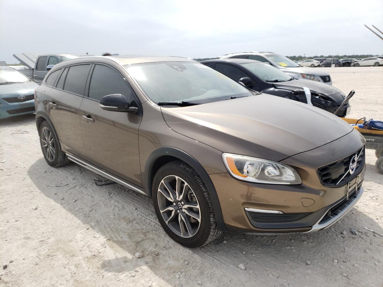 VOLVO V60 CROSS 2015 with VIN YV4612HK8F1001602 - Photo from auction