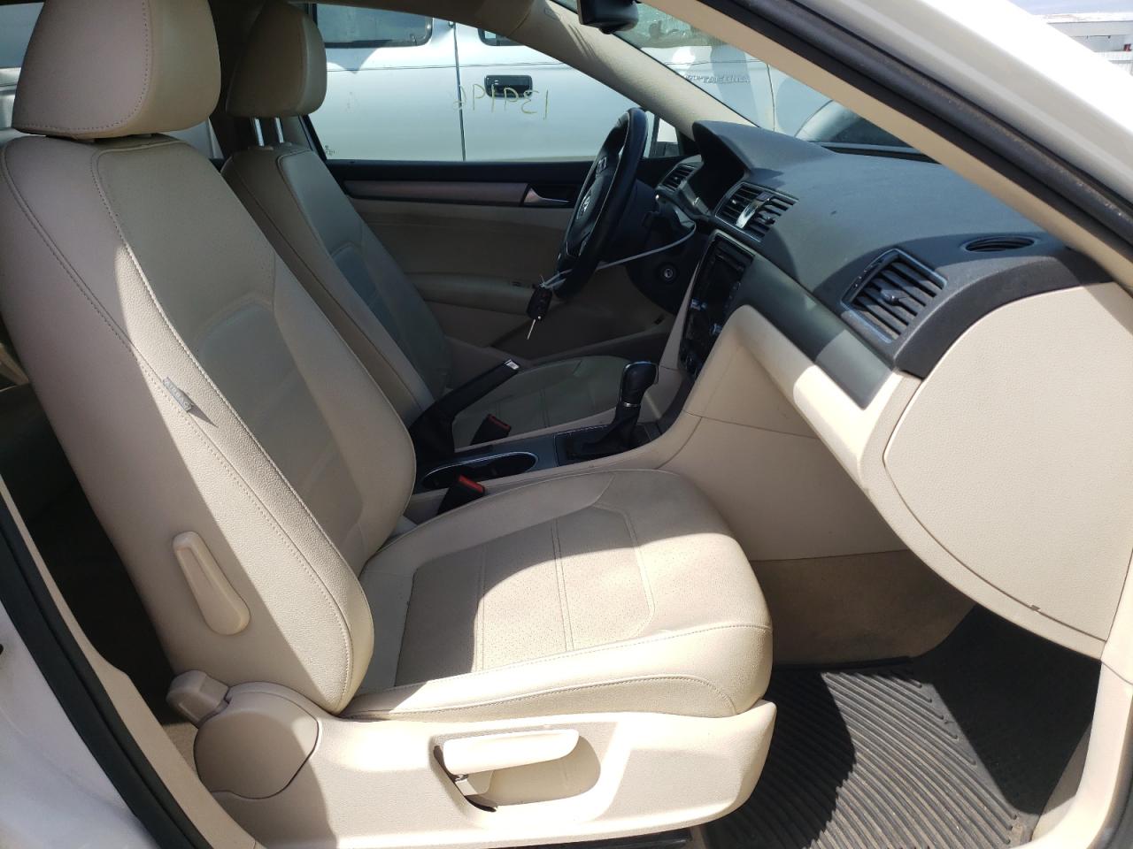 Photo 5 from auction – 2014 VOLKSWAGEN PASSAT SE with VIN 1VWBN7A30EC024264