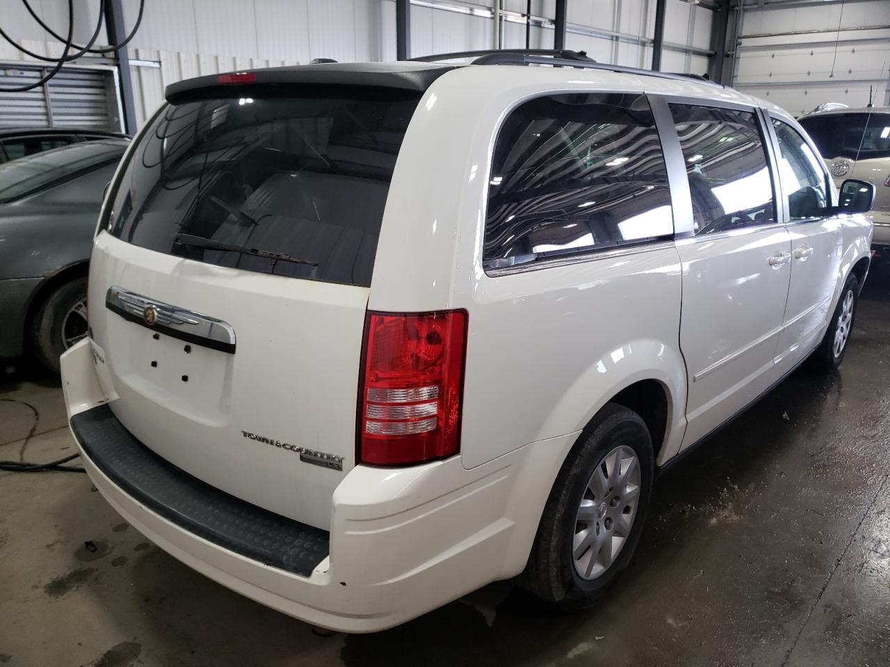 Photo 4 from auction – 2010 CHRYSLER TOWN & COU with VIN 2A4RR4DE5AR322824