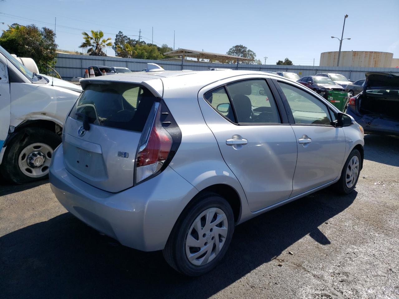 Photo 4 from auction – 2015 TOYOTA PRIUS C with VIN JTDKDTB39F1585685