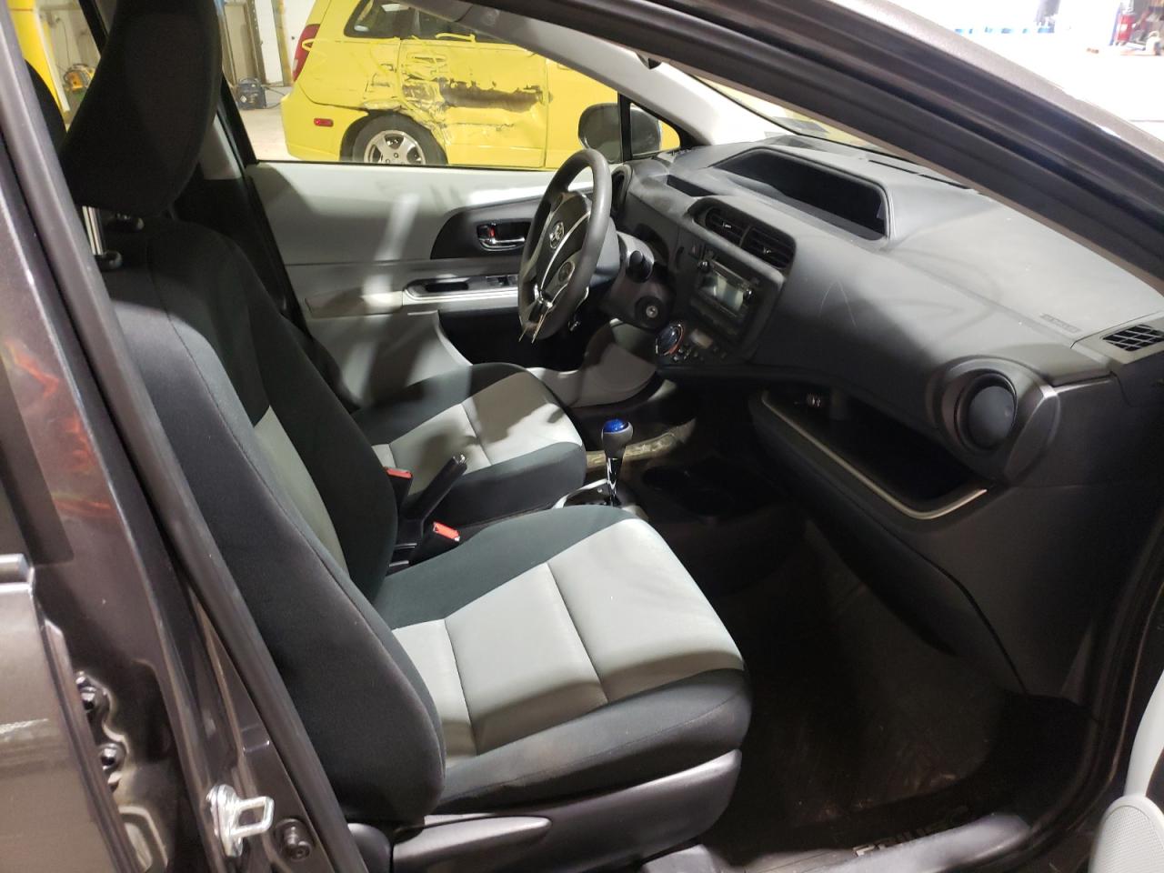 Photo 5 from auction – 2014 TOYOTA PRIUS C with VIN JTDKDTB31E1574758