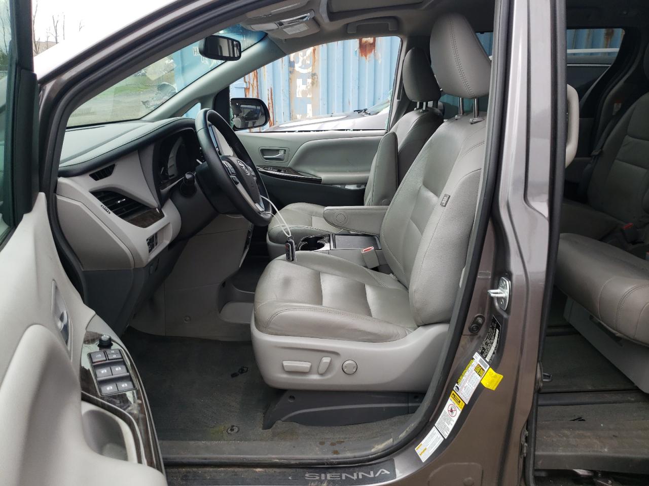 Photo 5 from auction – 2017 TOYOTA SIENNA XLE with VIN 5TDDZ3DC5HS154841