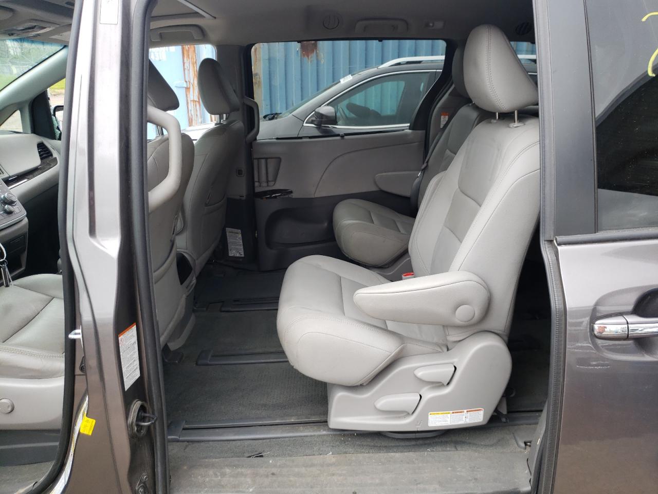 Photo 6 from auction – 2017 TOYOTA SIENNA XLE with VIN 5TDDZ3DC5HS154841