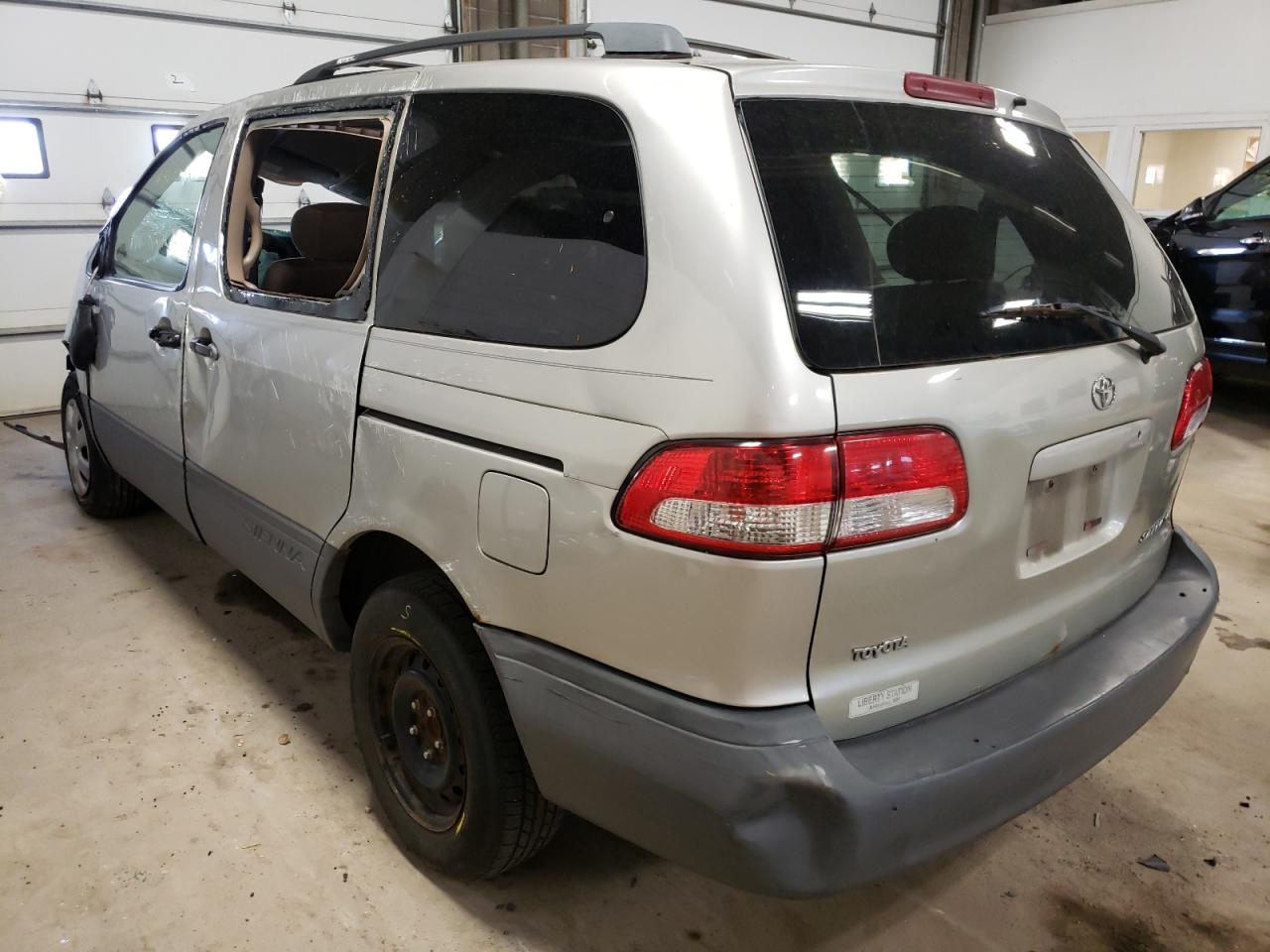 Photo 3 from auction – 2002 TOYOTA SIENNA CE with VIN 4T3ZF19C02U457429