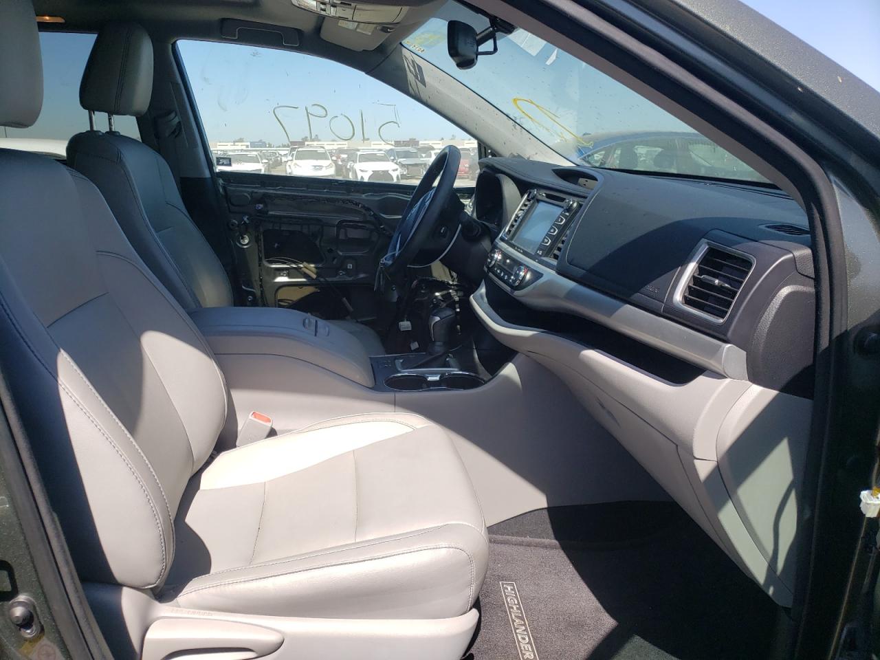 Photo 5 from auction – 2016 TOYOTA HIGHLANDER with VIN 5TDKKRFH3GS160952