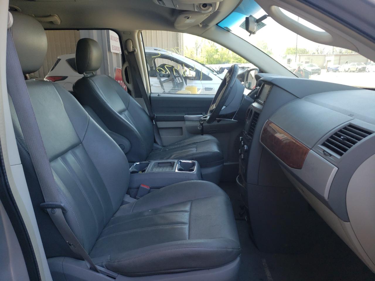 Photo 5 from auction – 2008 CHRYSLER TOWN & COU with VIN 2A8HR54P98R697580