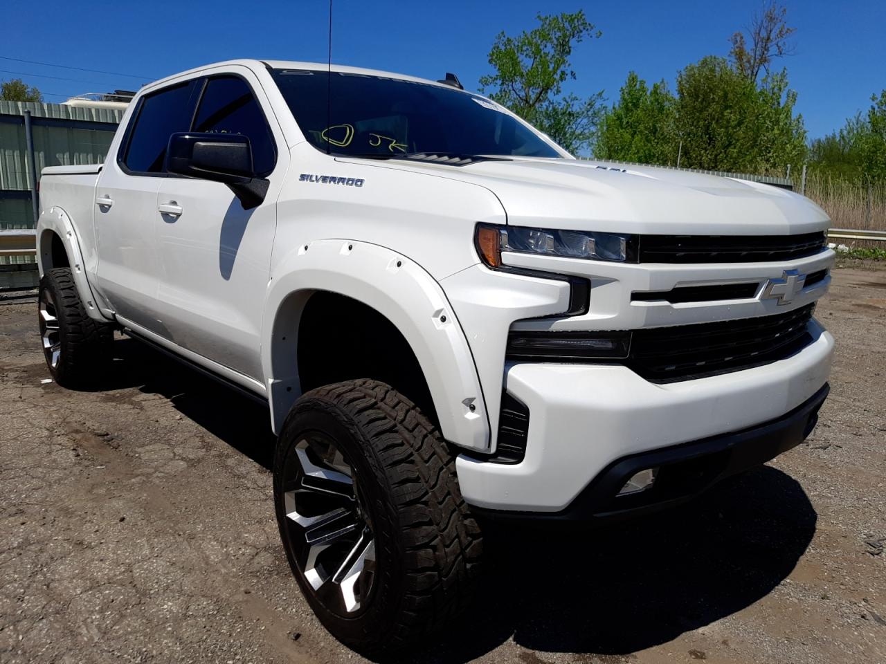 CHEVROLET SILVERADO 2021 with VIN 1GCUYEEL2MZ102914 - Photo from auction