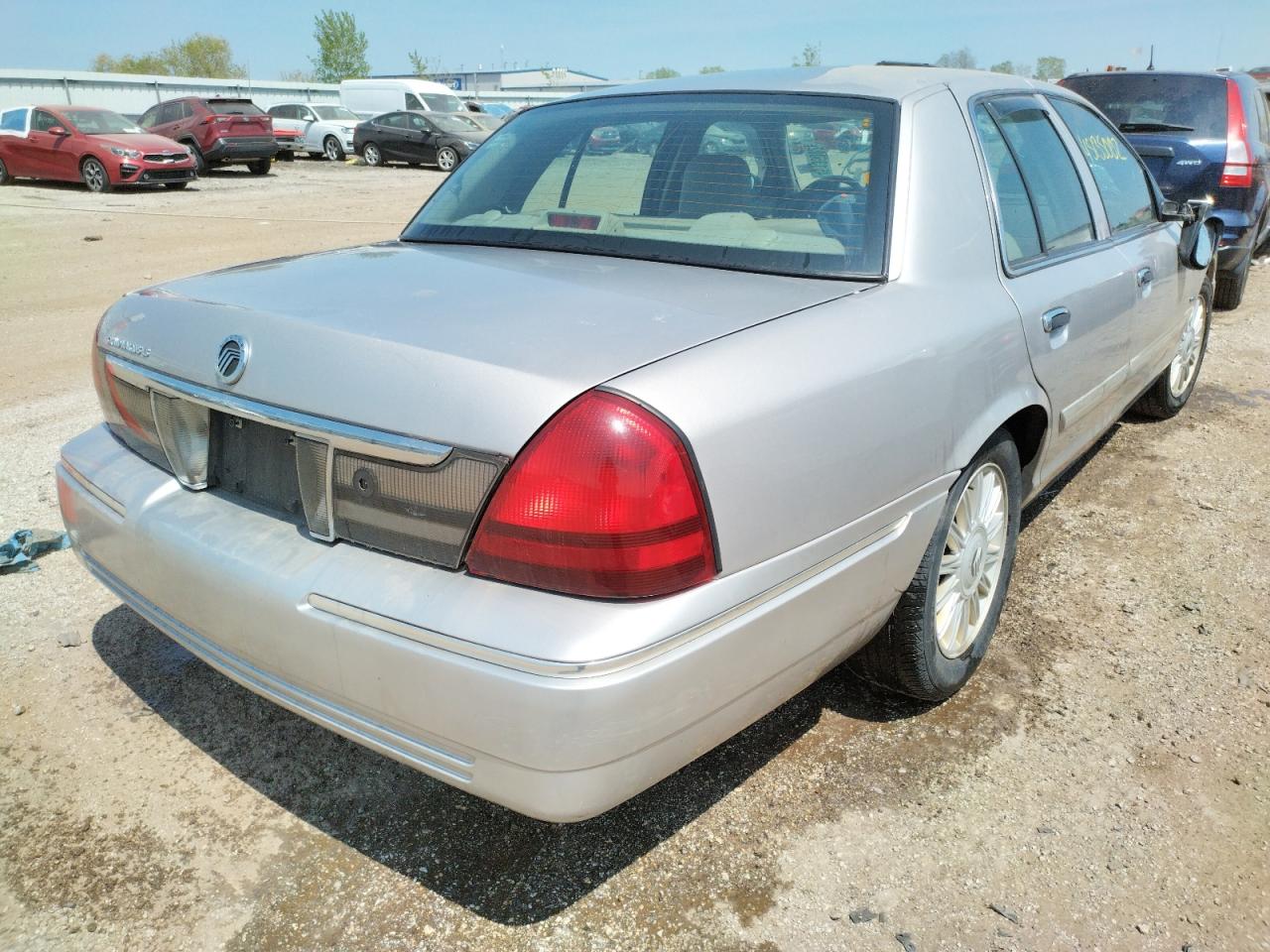 Photo 4 from auction – 2010 MERCURY GRAND MARQ with VIN 2MEBM7FV2AX605356