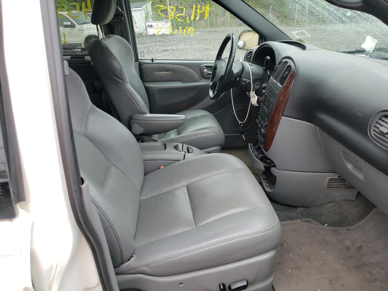 Photo 5 from auction – 2004 CHRYSLER TOWN AND C with VIN 2C8GP64L44R594202