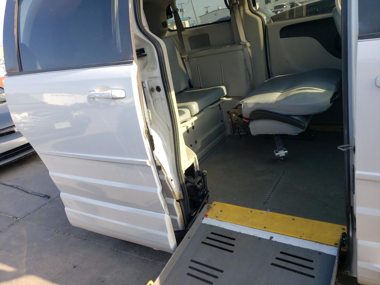 Photo 6 from auction – 2014 DODGE GRAND CARA with VIN 2C7WDGBG6ER360830