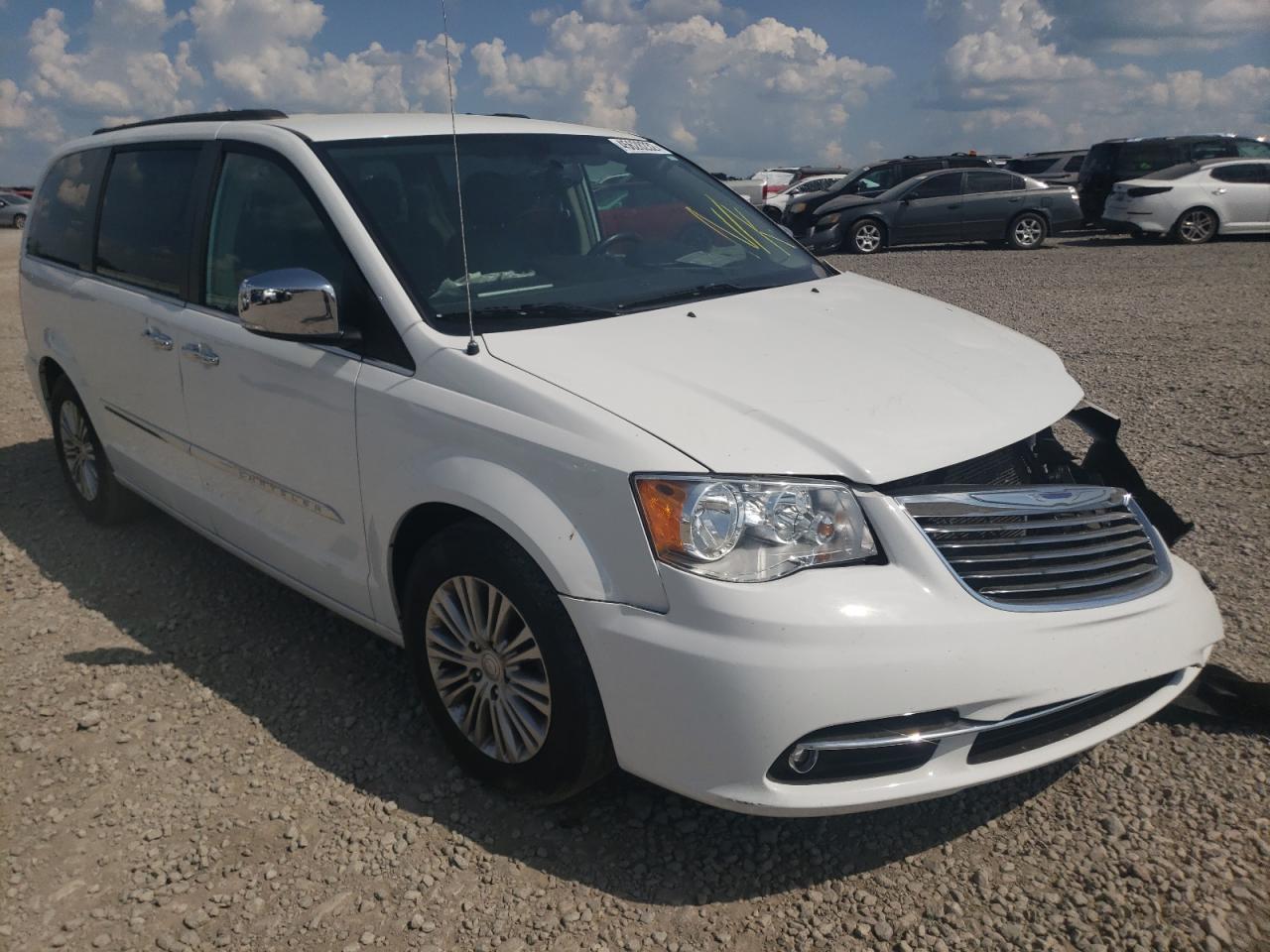 CHRYSLER TOWN & COU 2015 with VIN 2C4RC1CG5FR547714 - Photo from auction