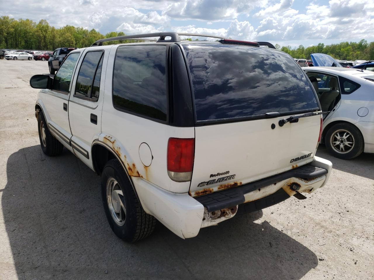 Photo 3 from auction – 2001 CHEVROLET BLAZER with VIN 1GNDT13W61K245302