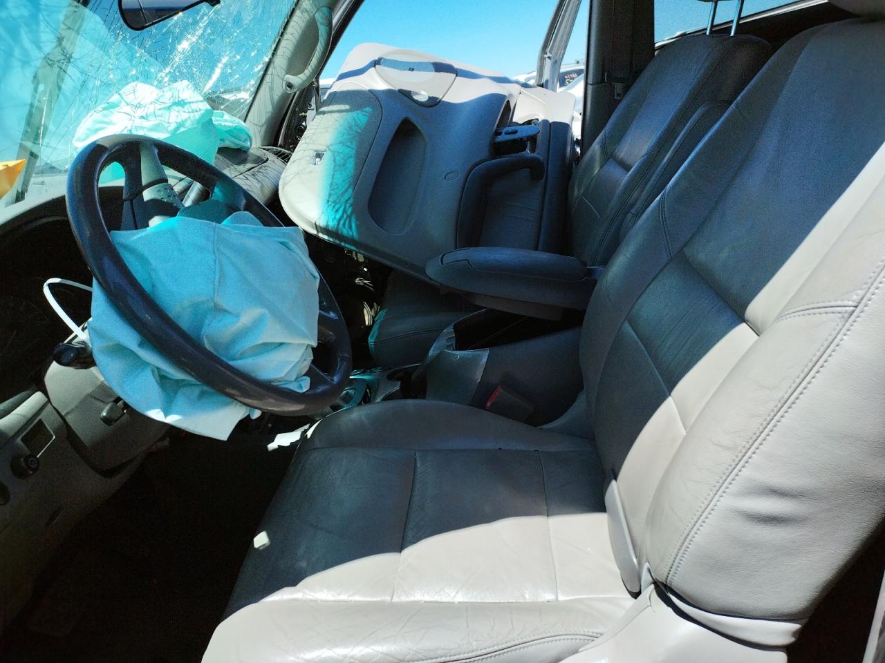 Photo 5 from auction – 2001 TOYOTA SEQUOIA LI with VIN 5TDBT48A61S039372