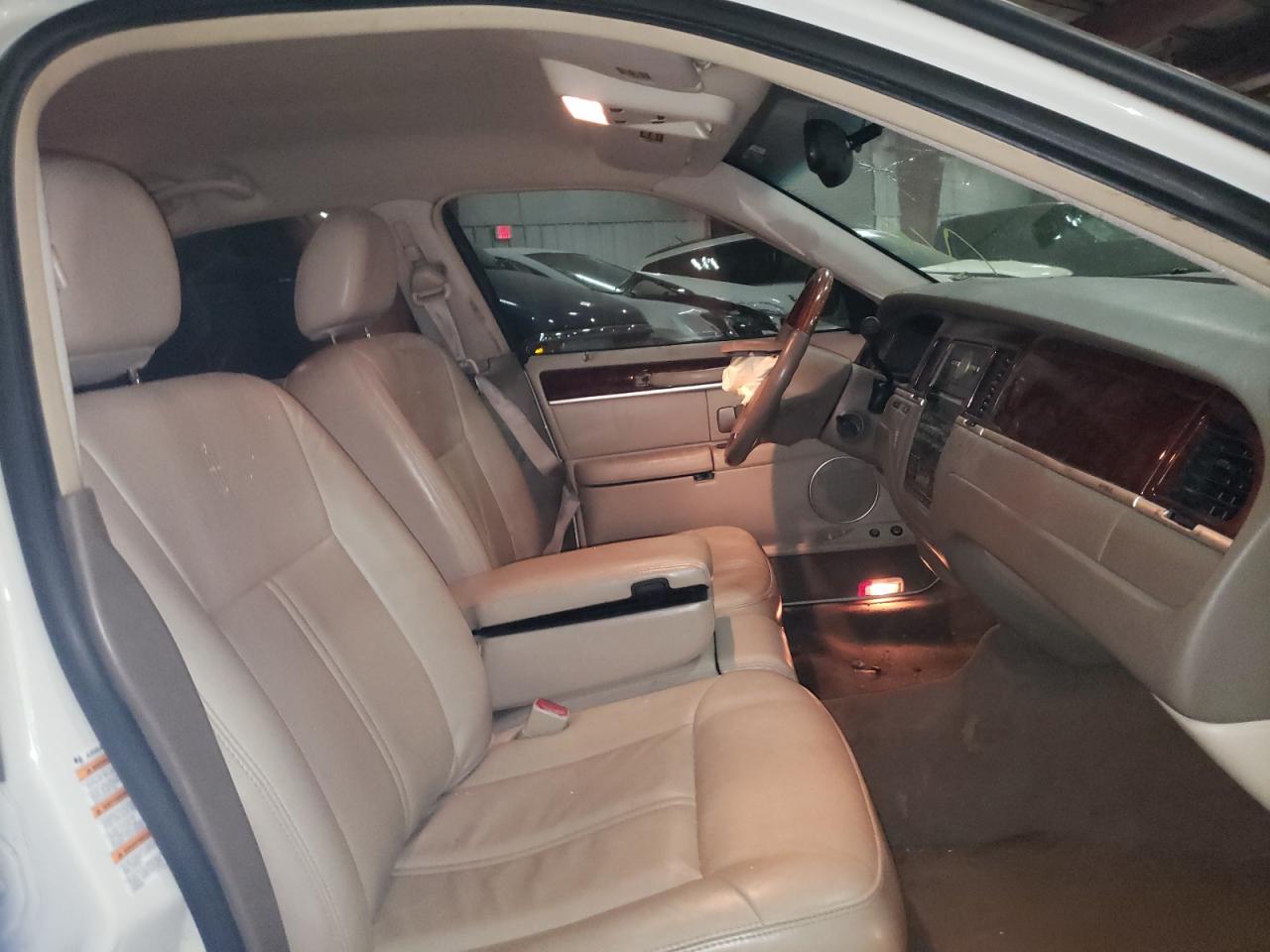 Photo 5 from auction – 2004 LINCOLN TOWN CAR U with VIN 1LNHM83W54Y604071