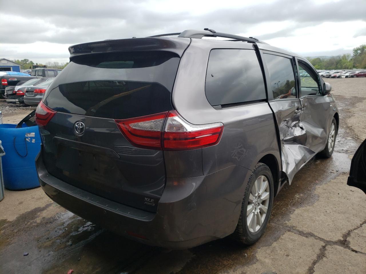 Photo 4 from auction – 2017 TOYOTA SIENNA XLE with VIN 5TDDZ3DC5HS154841